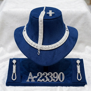 ชุดเครื่องประดับดีไซน์ดอกไม้ประดับเพชรซิร์คอนชุบทองสำหรับผู้หญิงจาก MOLL JEWELLERS สร้อยคอ ต่างหู ดีไซน์ทันสมัย สไตล์ชาติพันธุ์ คอลเลคชั่นเจ้าสาว - Product Image 3