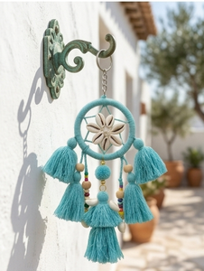 Porte-clés attrape-rêves turquoise avec pompons et pendentif décoratif en forme de fleur de coquillage - Product Image 3