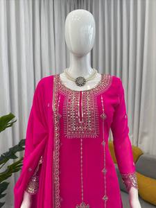 ชุดสัลวาร์ คามีซปักลายสีชมพูสำหรับผู้หญิง พร้อมผ้าคลุมไหล่ ผ้าจอร์เจตต์ ประดับด้วยด้ายและเลื่อม เหมาะสำหรับงานแต่งงานและงานปาร์ตี้ - Product Image 2