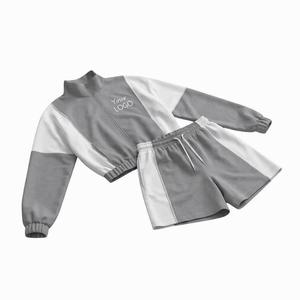 Conjunto deportivo de dos piezas en color marrón con bloques de color, chaqueta de manga larga con cuello alto y cremallera, y pantalones cortos con cordón. - Product Image 4