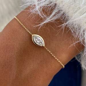 Bracelet manchette en or jaune 14 carats avec diamant taille marquise 0,80 ct E VS1 cultivé en laboratoire certifié IGI – Cadeau d'anniversaire de luxe minimaliste pour femme - Product Image 1