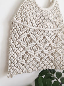 Bolso de Mano de Macramé con Nudo Geométrico, Hecho a Mano, Duradero, Plegable, Tamaño Personalizado con Asa de Madera - Product Image 4