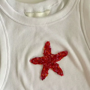 Crop top côtelé blanc pour femme, coupe ajustée, broderie florale perlée rose, sans manches, fait main, en toile de coton légère, style streetwear - Product Image 6