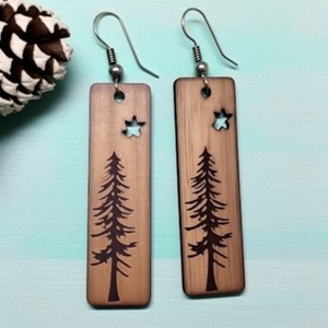 Boucles d'oreilles pendantes en bois avec motif arbre et cœur, gravées au laser, forme rectangulaire, bijoux artisanaux en bois naturel - Product Image 4