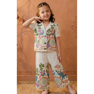 Conjunto coordinado de media manga para niños con bordado étnico en algodón khadi, cuello con cuelloleta y detalles florales en dori, y lazo a juego para ocasiones festivas. - Product Image 1