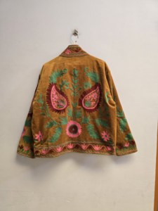 เสื้อแจ็คเก็ตกำมะหยี่สีน้ำตาลอูฐสำหรับผู้หญิง งานฝีมือปักลายดอกไม้เพสลีย์ สไตล์โบโฮ ดีไซน์เนอร์ เสื้อคลุมสไตล์ชาติพันธุ์ ขายส่ง ผู้ส่งออก - Product Image 2