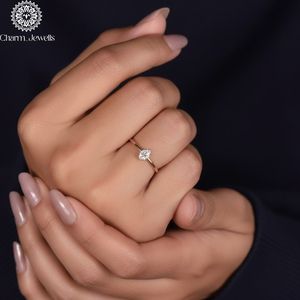 Bague de fiançailles classique pour femme Charm Jewells, trois pierres en moissanite taille coussin, plaqué or 18 carats, sertie à griffes, IGI - Product Image 1