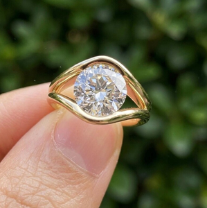แหวนเพชรเม็ดเดี่ยวทรงกลม 3 กะรัต หรูหรา ผลิตในห้องปฏิบัติการ ชุบทอง 10K/14K/18K ประดับเพชรแบบ Pave Set ดีไซน์ร่วมสมัยแบบ Bypass - Product Image 5