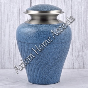 Urna decorativa de latón para cenizas con grabados personalizables, perfecta para funerales y monumentos conmemorativos de Axiom Home Accents - Product Image 3