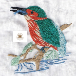 Serviette en lin avec motif de pêcheur royal, les couleurs vives apportent des accents frais et animés. - Product Image 1