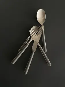 Ensemble de couverts en métal durable avec finition longue durée, adapté aux repas quotidiens en cuisine et aux occasions spéciales - Product Image 2