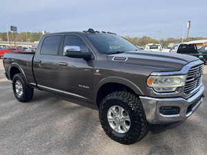 Camioneta 4x4 de alta resistencia, modelo 2019, completamente nueva, con configuración premium estilo Laramie, diseñada para rendimiento y comodidad. - Product Image 4