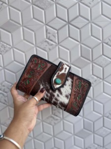 Cartera de Cuero de Alta Calidad con Grabado y Diseño Vintage, Cierre con Botón Turquesa, Cartera de Mujer para Uso Diario - Product Image 1