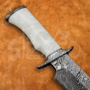 Couteau Bowie à pointe clip en acier Damas de qualité industrielle, marque SIZZCO, fabriqué à la main, garantie 3 ans, manche en résine nacrée, cadeau idéal - Product Image 5