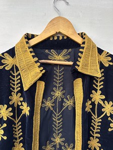 Chaqueta Larga de Terciopelo Azul Marino Estilo Bohemio Vintage, Bordada con Diseño Floral, Cuello Camisero, Manga Larga, Ropa de Abrigo para Invierno - Product Image 3
