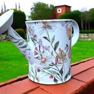 Arrosoir blanc avec motif floral rose en métal, idéal pour la décoration de jardin, de maison, de table, de comptoir, pour une utilisation intérieure et extérieure, et idée cadeau. - Product Image 5