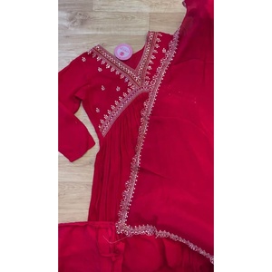 ชุดเดรสผ้าจอร์เจียสำหรับใส่ทำงานปักลายมีพื้นสีแดง - Product Image 4