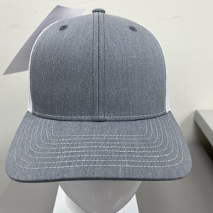 Casquette Trucker à 6 Panneaux Gris et Blanc en Maille, Logo et Couleur Personnalisables, pour Adultes, Vêtements de Sport Décontractés d'Extérieur, Fabriquée en Usine au Vietnam - Product Image 1