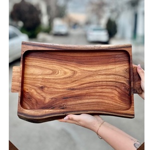 Plateau de service rectangulaire en bois fait main, design minimaliste, plateau en bois massif poli pour plats de fête - Product Image 1