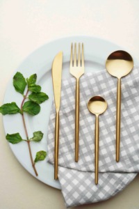 Ensemble de couverts minimalistes en laiton doré, ustensiles métalliques pour la table - Product Image 1