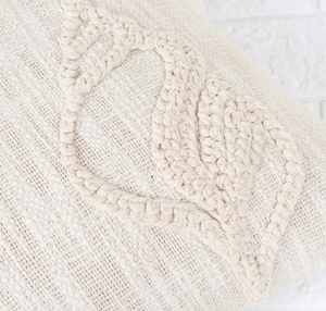 Housse de coussin décorative à fermeture éclair carrée à franges en coton 100% rayé imprimé ivoire et rose - Product Image 6