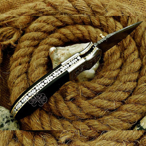 มีดพับดามัสกัสทำมือแบบกำหนดเองพร้อมด้ามจับทำจากเขาสัตว์  แกนเหล็กสลักลาย  ปลอกหนัง  มีดพกพา EDC  ผู้ผลิต OEM - Product Image 4