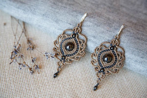 Boucles d'oreilles pendantes en macramé hématite faites à la main, pierre naturelle grise, cordon beige et noir, bijoux artisanaux bohèmes - Product Image 2