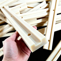 Fournisseur fiable de bandes de protection en plastique technique pour ligne d'embouteillage, système de convoyage en profil C, glissières en POM, guides de chaîne à rouleaux