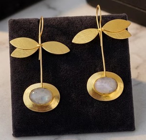 SOUMYA CREATIONS Pendientes de tuerca geométricos de latón chapado en oro de 18 quilates con piedra lunar arcoíris para mujer, joyería de moda para fiestas - Product Image 1