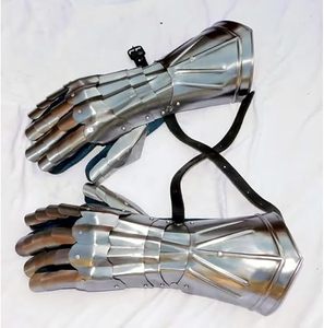 Guantes Metálicos de Fabricante OEM con Construcción de Acero Detallada para Disfraces Medievales, Fotografía y Decoración - Product Image 4