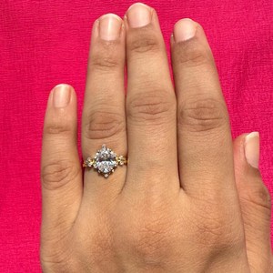 Bague en or massif 14 carats avec diamant ovale de 3,00 carats de style floral, cultivé en laboratoire, pour femme, cadeau de mariage surprise pour amoureux - Product Image 6