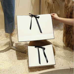 Sacs shopping en papier classique avec poignées plates, réutilisables pour les entreprises et le shopping, impression personnalisée en couleurs. - Product Image 5