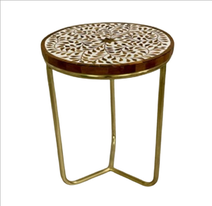 Mesa auxiliar con forma de U y detalles de hueso arqueado, con un cajón con diseño de enredaderas florales en blanco y negro y patas con remaches de latón. - Product Image 5