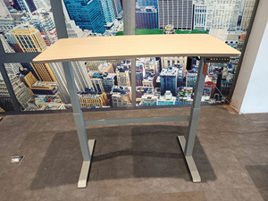 Bureau électrique réglable en hauteur avec plateau en bois et structure métallique avec port USB pour le bureau à domicile - Product Image 6