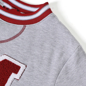 เสื้อสเวตเชิ้ต Morehouse Heather Grey Pocket Crewneck รุ่น Unisex สีเทา คอกลม มีแถบสีแดงขาว ทรงโอเวอร์ไซส์ มีกระเป๋าเสื้อ สไตล์ลำลอง - Product Image 5