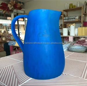 Carafe élégante en résine avec poignée confortable, écologique, compatible micro-ondes, pour servir l'eau, les jus et les boissons à la table. - Product Image 2
