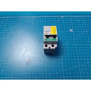 Fuji CP30F Series - Protector de Circuito de 2 Polos MCP CP30FM-2P030, Usado, Piezas de Equipos Semiconductores Legados - Product Image 1
