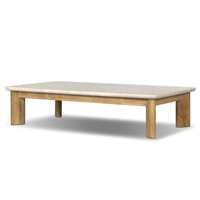 Table basse de luxe haut de gamme pour villa, design discret, avec structure en teck massif et plateau en marbre naturel crème
