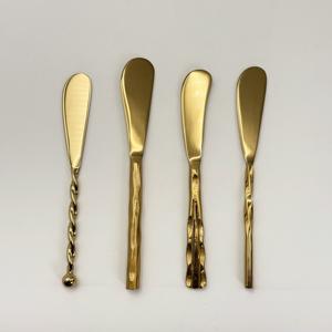 Produits très demandés : Ensemble de 4 couteaux à beurre et à fromage en acier inoxydable avec 4 poignées différentes, finition dorée, pour la maison - Product Image 1