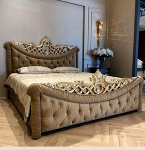 Majestuosa cama tapizada en cuero blanco con adornos barrocos plateados para una estética grandiosa. Disponible a precios de mayorista. - Product Image 4