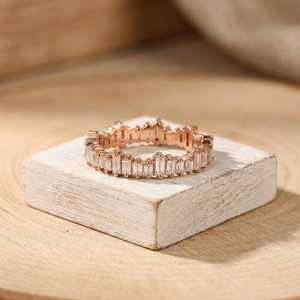 Bague classique en or massif 10K 14K 18K avec diamant de laboratoire taille baguette escalonnée 1,10 carat, couleur E, clarté VVS, sertie à griffes, bijoux fins - Product Image 3