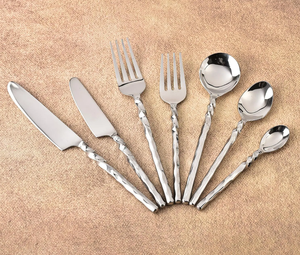 Ensemble de couverts de luxe en acier inoxydable torsadé, martelé, argenté et poli, dans un coffret cadeau, ensemble de couverts élégants réutilisables avec logo personnalisé - Product Image 3