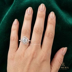 Anillo de Compromiso de Oro Rosa con Halo de Flores Festoneadas y Banda Pavé, Diamante Brillante Cultivado en Laboratorio, Anillo de Boda de Lujo - Product Image 1