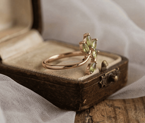 แหวนทองชุบ PVD 18K คุณภาพสูง ลายดอกไม้ ประดับคริสตัลสีแดง ขาว ดำ วินเทจ ทำจากสแตนเลส ไม่หมอง - Product Image 1