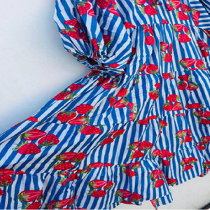 Vestido largo de algodón artesanal moderno con estampado de fresas y mangas abullonadas voluminosas, ligero, ideal para el verano. - Product Image 3