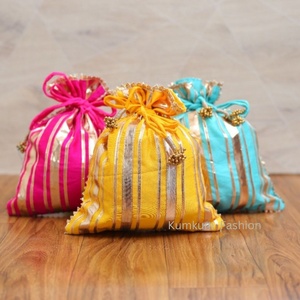 Nouveauté : Sac Potli indien du Rajasthan en coton multicolore avec doublure, dentelle Gota, cordon de serrage, poignée unique, ouvert, pour cadeaux de mariage et Mehndi - Product Image 5