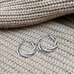 Pendientes de aro minimalistas retorcidos, modernos, de latón para mujer, chapados en plata, geométricos, venta al por mayor, OEM - Product Image 2