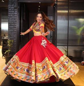Ensemble Lehenga Choli en coton pour femme avec broderie Gota Patti, travail miroir et bordure en dentelle, Dupatta, pour mariage, fête et festival - Product Image 2