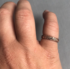 Anillo de Cobre Puro Forjado a Mano de Primera Calidad, Joyería Magnética para el Alivio de la Salud, con Patrón de Hojas Grabado - Product Image 1