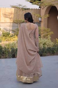 Último Modelo de Vestido de Novia para Mujer, Material Plateado Brillante, Anarkali con Diseño Elegante en V, Borde de Encaje con Espejo y Conjunto de Dupatta Elegante - Product Image 4